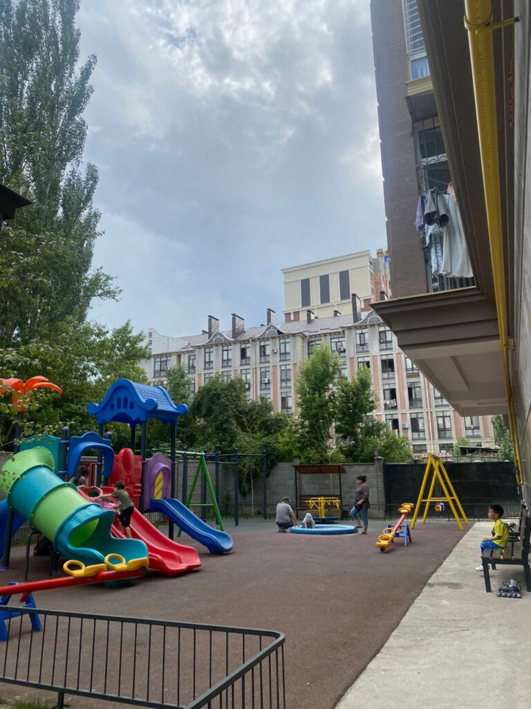 Продаю 3 комнатную кв, мкр. Аламедин 1, площадь 102 м2, этаж 8/10, ВСЯ ТЕХНИКА И МЕБЕЛЬ В ПОДАРОК! Цена: 175000$
