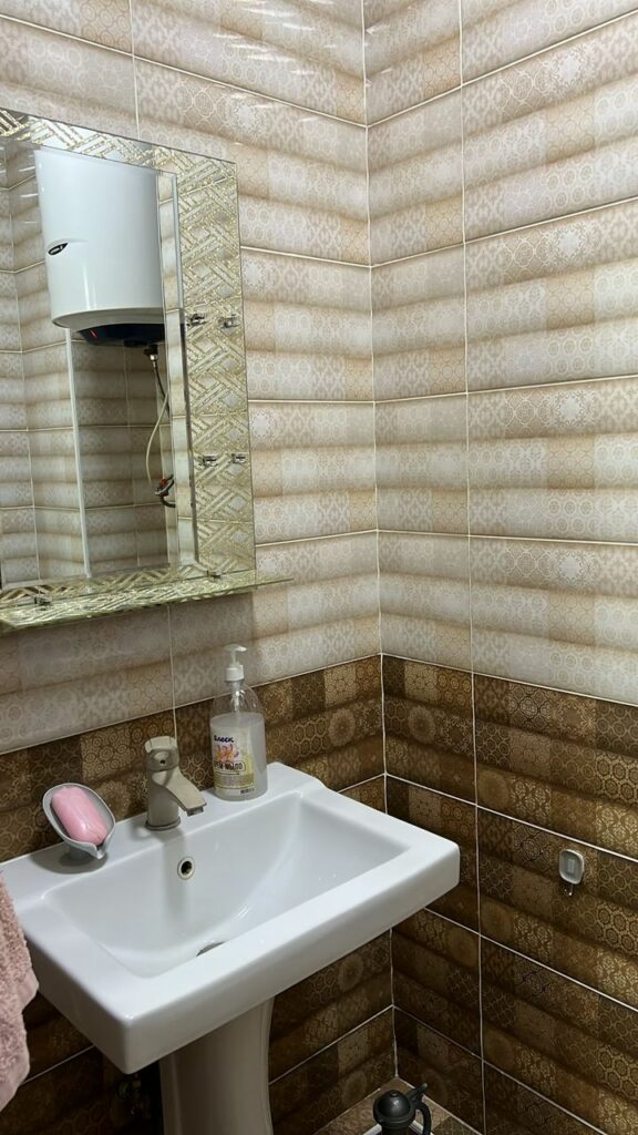 Продаю 4 комн. кварт. в мкр. Аламедин1, 2х уровневую. Площадь 150м2. Этажи 8+9/10. СВЕЖИЙ РЕМОНТ. ТЕХПАСПОРТ ЕСТЬ! Цена: 210000$