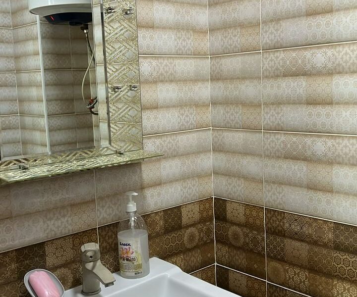 Продаю 4 комн. кварт. в мкр. Аламедин1, 2х уровневую. Площадь 150м2. Этажи 8+9/10. СВЕЖИЙ РЕМОНТ. ТЕХПАСПОРТ ЕСТЬ! Цена: 210000$