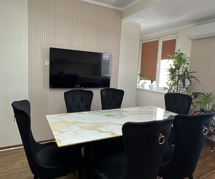 Продаю 4 комн. кварт. в мкр. Аламедин1, 2х уровневую. Площадь 150м2. Этажи 8+9/10. СВЕЖИЙ РЕМОНТ. ТЕХПАСПОРТ ЕСТЬ! Цена: 210000$