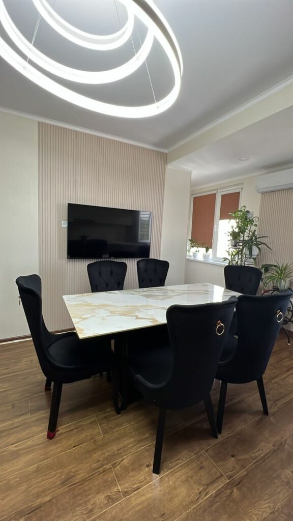 Продаю 4х комнатную квартиру, мкр. Аламедин1, этаж 8+9/10, площадь 150м2, квартира 2х уровневая. СВЕЖИЙ РЕМОНТ. Цена: 210000$