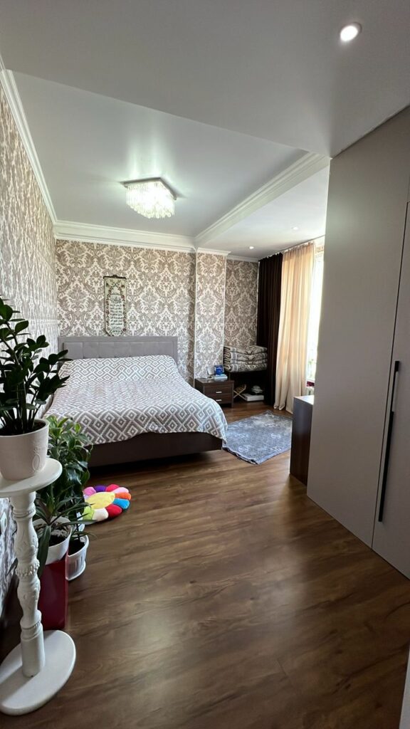 Продаю 4 комн. кварт. в мкр. Аламедин1, 2х уровневую. Площадь 150м2. Этажи 8+9/10. СВЕЖИЙ РЕМОНТ. ТЕХПАСПОРТ ЕСТЬ! Цена: 210000$