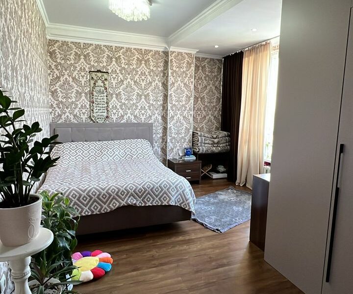 Продаю 4 комн. кварт. в мкр. Аламедин1, 2х уровневую. Площадь 150м2. Этажи 8+9/10. СВЕЖИЙ РЕМОНТ. ТЕХПАСПОРТ ЕСТЬ! Цена: 210000$