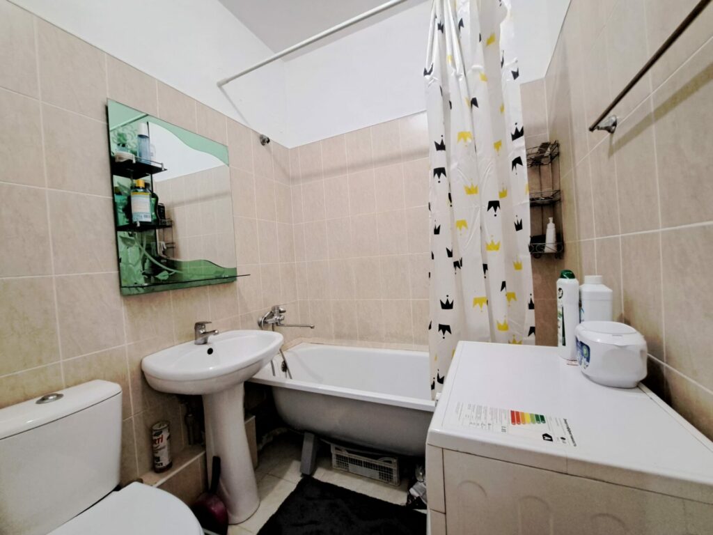 Продаю 1 комн. квартиру в мкр. Аламедин 1, этаж 3/5, серия 105, в хорошем состоянии, цена: 53500$