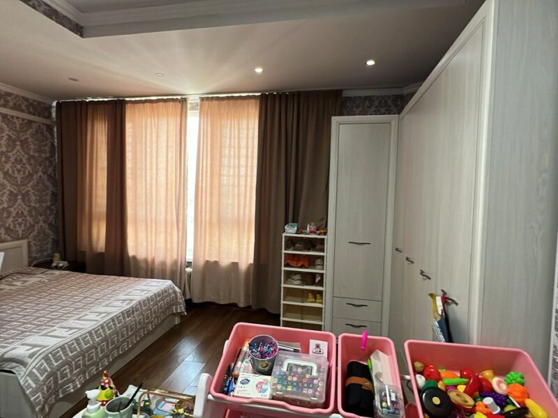 Продаю 4х комнатную квартиру, мкр. Аламедин1, этаж 8+9/10, площадь 150м2, квартира 2х уровневая. СВЕЖИЙ РЕМОНТ. Цена: 210000$
