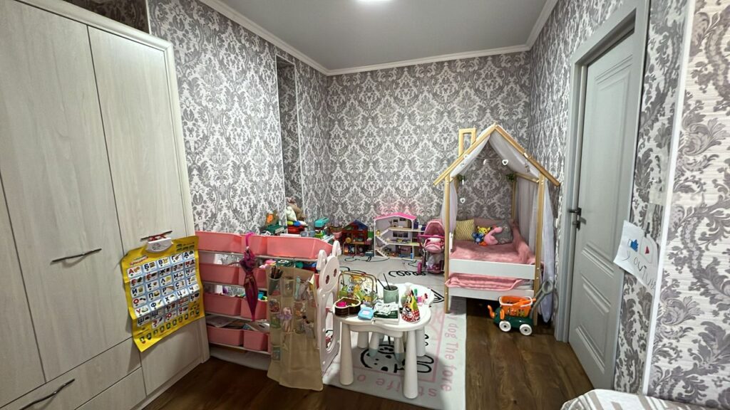 Продаю 4 комн. кварт. в мкр. Аламедин1, 2х уровневую. Площадь 150м2. Этажи 8+9/10. СВЕЖИЙ РЕМОНТ. ТЕХПАСПОРТ ЕСТЬ! Цена: 210000$