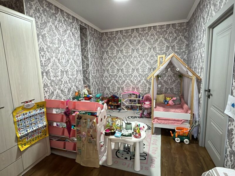 Продаю 4 комн. кварт. в мкр. Аламедин1, 2х уровневую. Площадь 150м2. Этажи 8+9/10. СВЕЖИЙ РЕМОНТ. ТЕХПАСПОРТ ЕСТЬ! Цена: 210000$