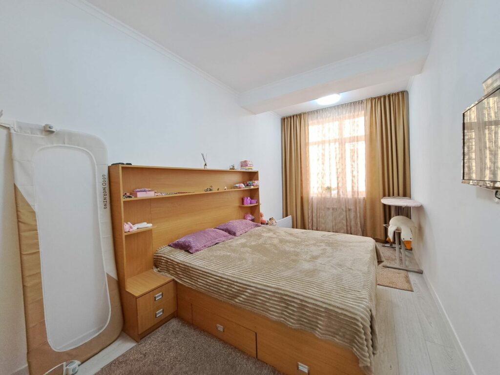 Продаю 2 комн. квартиру, мкр. Аламедин 1, этаж 4/5, не угловая, площадь 56м2, СВЕЖИЙ РЕМОНТ, цена: 76500$