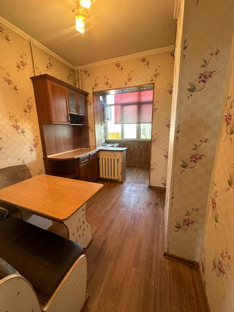 Продаю 3 комн. кварт. мкр. Аламедин 1, этаж 8/9, не угловая, серия 106, без ремонта, цена: 82000$