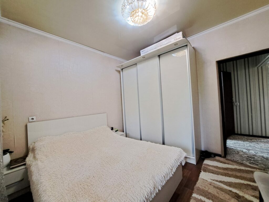 Продаю 4 комнатную квартиру в мкр. Аламедин 1, этаж 2/5, не угловая, площадь 82м2, серия 105, в отличном состоянии, цена: 120000$