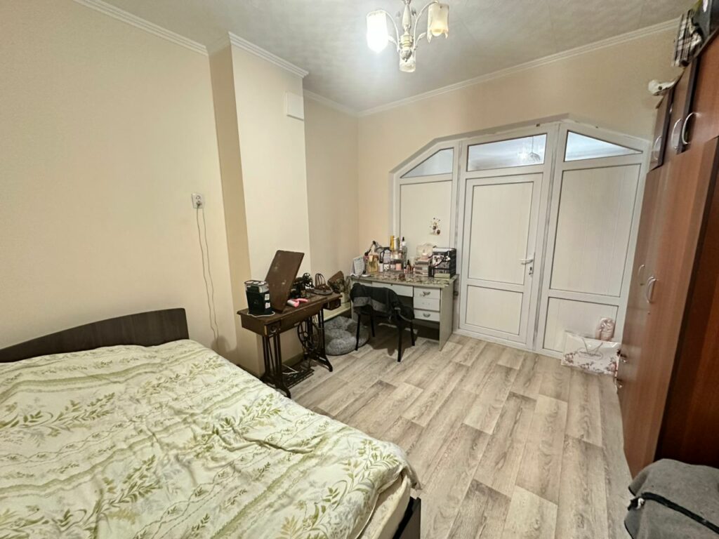 Продаю 1 комн. кварт. мкр. Учкун, Чуй/Ауэзова, этаж 5/5, техпаспорт есть, 51м2, цена: 52000$