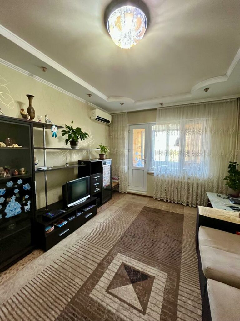 Продаю 3 комнатную квартиру, мкр. Аламедин 1, этаж 8/9, не угловая, в хорошем состоянии, серия 106, цена: 89000$