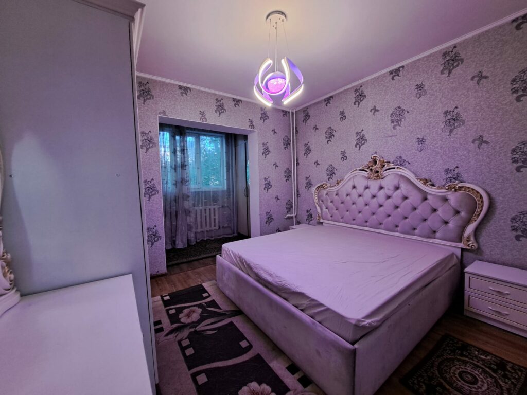 Продаю 2 комн. квартиру в мкр.Аламедин 1, этаж 1/5, не угловая, 53м2, серия 105, в хорошем состоянии, цена: 77500$