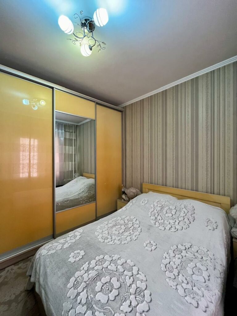 Продаю 3 комнатную квартиру, мкр. Аламедин 1, этаж 8/9, не угловая, в хорошем состоянии, серия 106, цена: 89000$