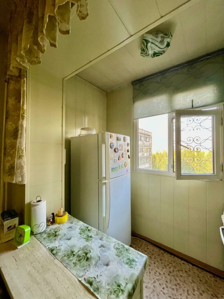 Продаю 3 комнатную квартиру, мкр. Аламедин 1, этаж 8/9, не угловая, в хорошем состоянии, серия 106, цена: 89000$