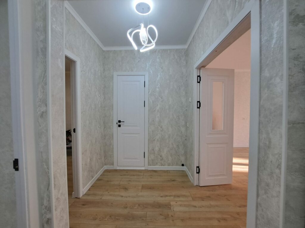 Продаю 2 комн. квартиру в мкр. Аламедин 1, этаж 1/5, не угловая, 53м2, серия 105, СВЕЖИЙ РЕМОНТ! Цена: 80000$
