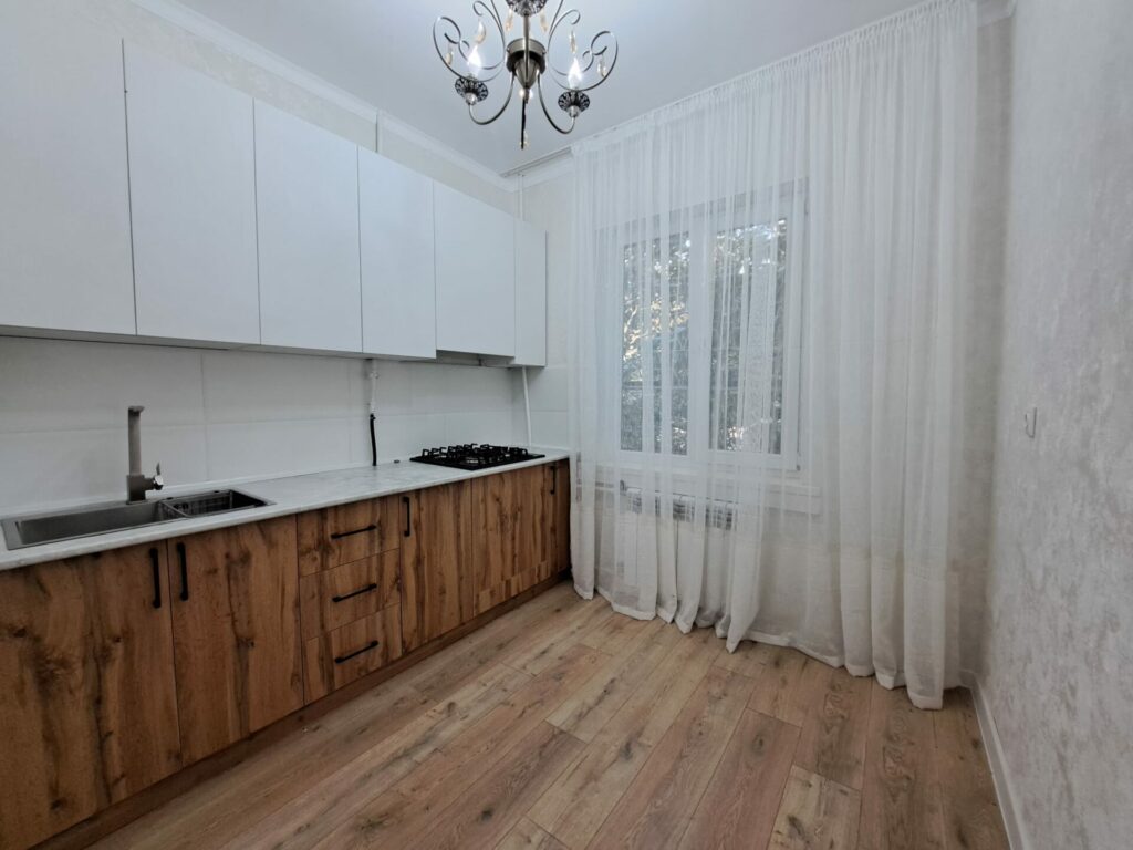 Продаю 2 комн. квартиру в мкр. Аламедин 1, этаж 1/5, не угловая, 53м2, серия 105, СВЕЖИЙ РЕМОНТ! Цена: 80000$