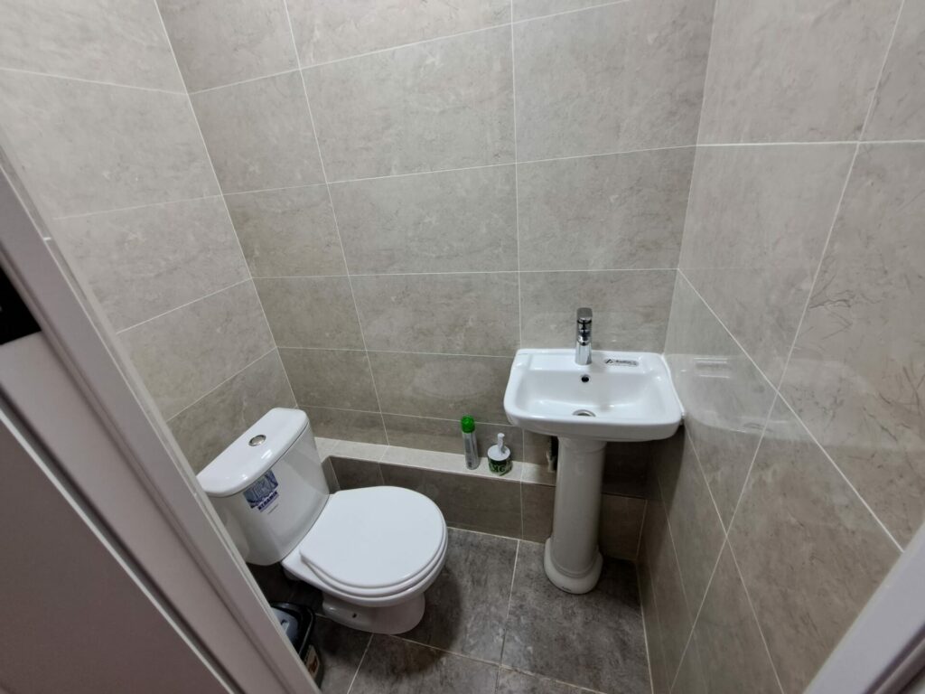 Продаю 2 комн. квартиру в мкр. Аламедин 1, этаж 1/5, не угловая, 53м2, серия 105, СВЕЖИЙ РЕМОНТ! Цена: 80000$