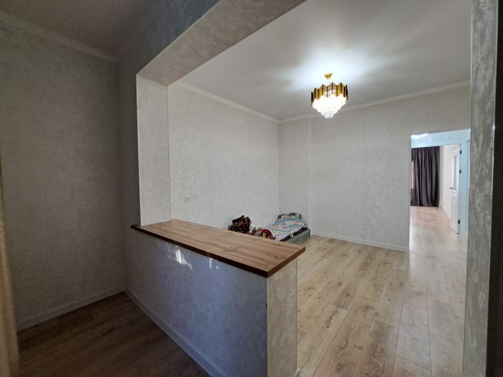 Продаю 2 комн. квартиру в мкр. Аламедин 1, этаж 1/5, не угловая, 53м2, серия 105, СВЕЖИЙ РЕМОНТ! Цена: 80000$