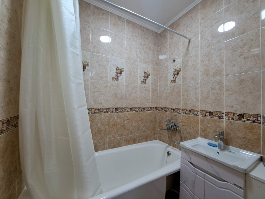 Продаю 2 комн. квартиру в мкр. Аламедин 1, этаж 1/5, не угловая, 53м2, серия 105, СВЕЖИЙ РЕМОНТ! Цена: 80000$