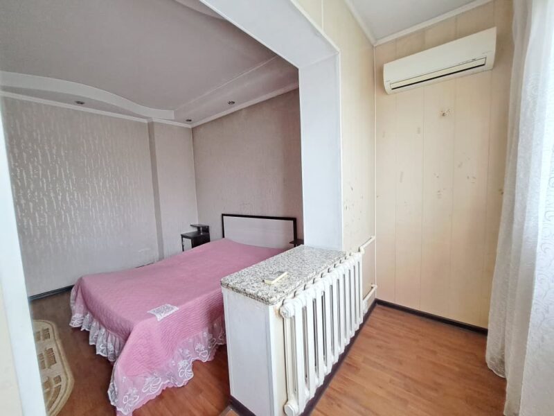 Продаю 3 комнатную квартиру в мкр. Аламедин 1, этаж 5/5, остаётся вся техника и мебель, цена: 80000$