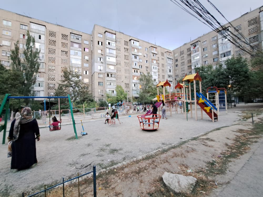 Продаю 1 комн. квартиру, мкр. Аламедин 1, этаж 7/9, не угловая, серия 106, с ремонтом, 44м2, укомплектована, цена: 61000$