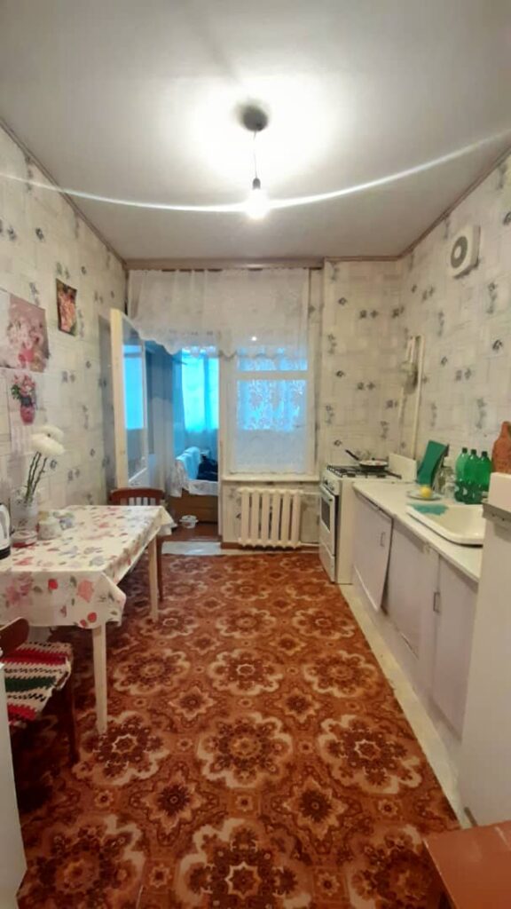 Продаю 3 комн. квартиру, мкр.Аламедин 1/городок энергетиков, этаж 4/5, не угловая, 60м2,старый ремонт, цена: 76000$