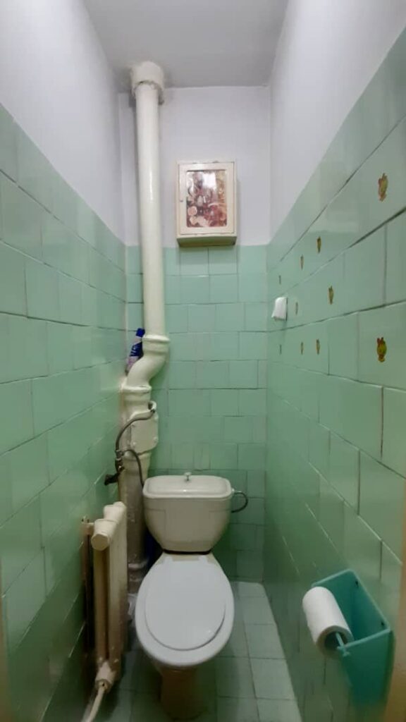 Продаю 3 комн. квартиру, мкр.Аламедин 1/городок энергетиков, этаж 4/5, не угловая, 60м2,старый ремонт, цена: 76000$