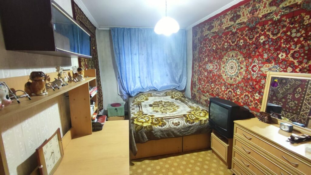 Продаю 3 комн. квартиру, мкр.Аламедин 1/городок энергетиков, этаж 4/5, не угловая, 60м2,старый ремонт, цена: 76000$