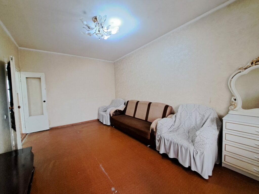 Продаю 3 комн. квартиру, мкр.Аламедин 1/городок энергетиков, этаж 4/5, не угловая, 60м2,старый ремонт, цена: 76000$