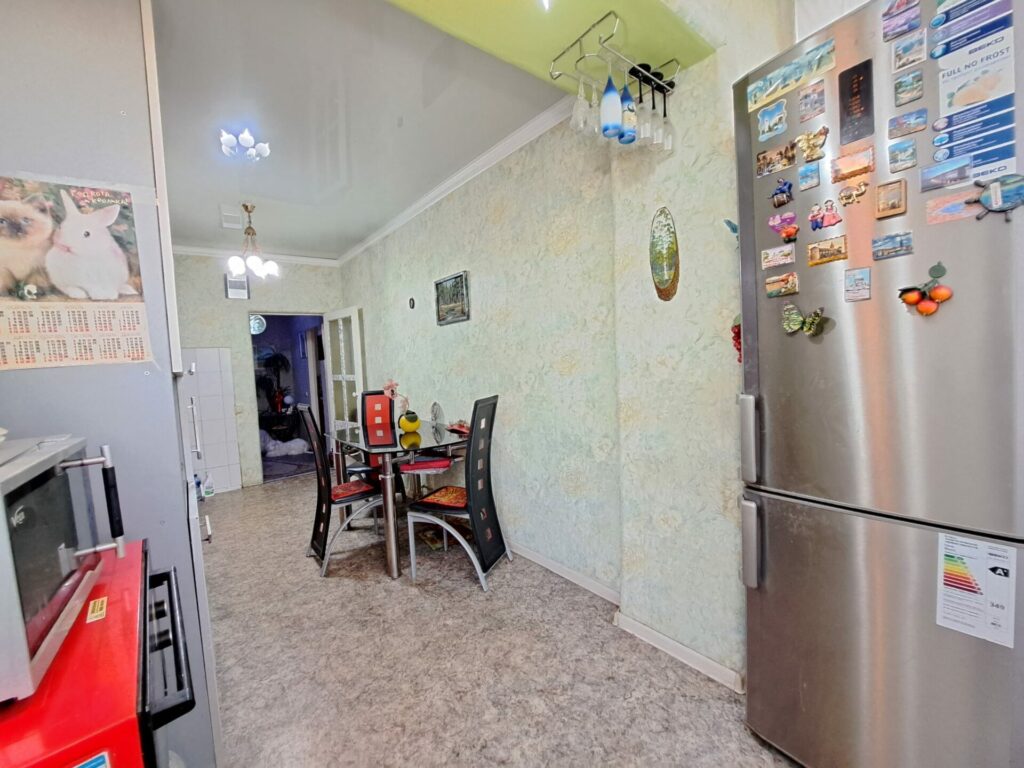 Продаю 2 комн. квартиру, мкр. Аламедин 1/городок энерг., этаж 3/4, не угловая, 55м2, Мебель остаётся. Цена: 78500$
