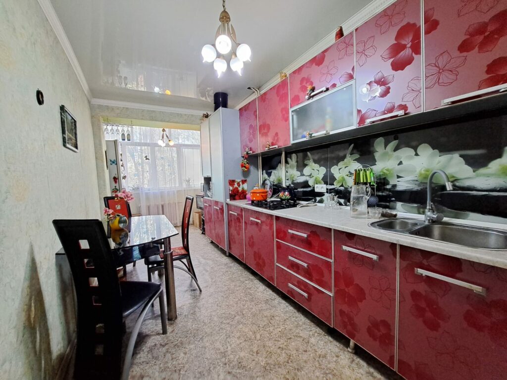 Продаю 2 комн. квартиру, мкр. Аламедин 1/городок энерг., этаж 3/4, не угловая, 55м2, Мебель остаётся. Цена: 78500$