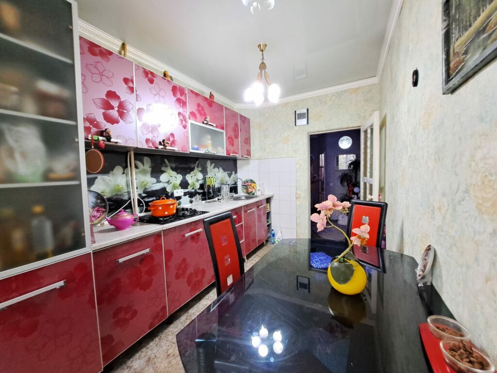Продаю 2 комн. квартиру, мкр. Аламедин 1/городок энерг., этаж 3/4, не угловая, 55м2, Мебель остаётся. Цена: 78500$