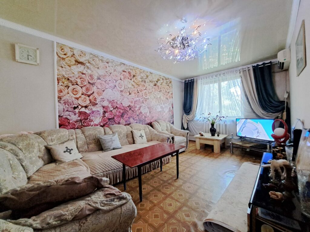 Продаю 2 комн. квартиру, мкр. Аламедин 1/городок энерг., этаж 3/4, не угловая, 55м2, Мебель остаётся. Цена: 78500$