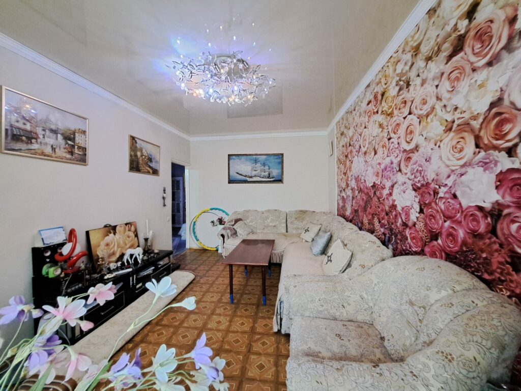 Продаю 2 комн. квартиру, мкр. Аламедин 1/городок энерг., этаж 3/4, не угловая, 55м2, Мебель остаётся. Цена: 78500$
