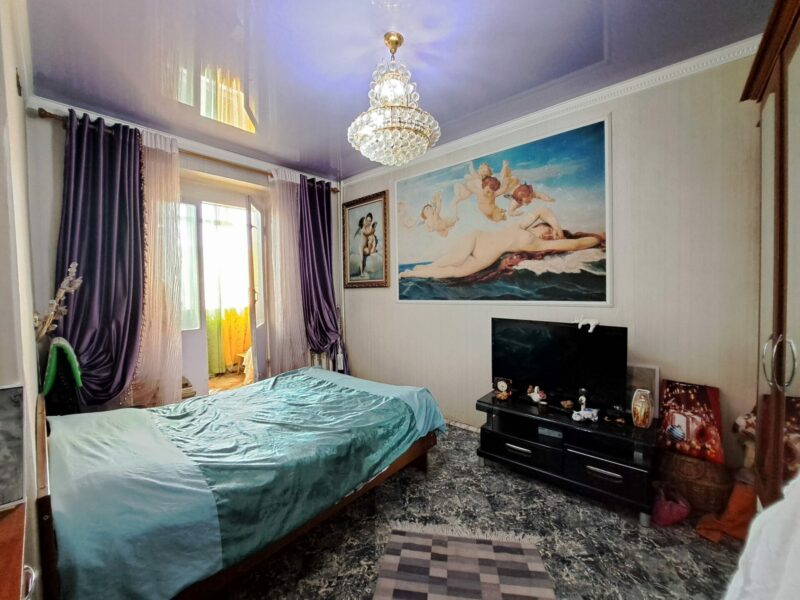 Продаю 2 комн. квартиру, мкр. Аламедин 1/городок энерг., этаж 3/4, не угловая, 55м2, Мебель остаётся. Цена: 78500$
