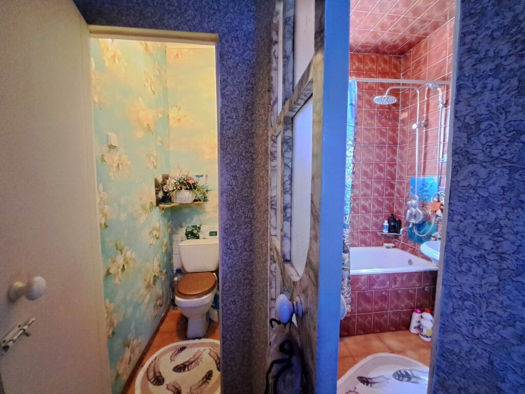 Продаю 2 комн. квартиру, мкр. Аламедин 1/городок энерг., этаж 3/4, не угловая, 55м2, Мебель остаётся. Цена: 78500$