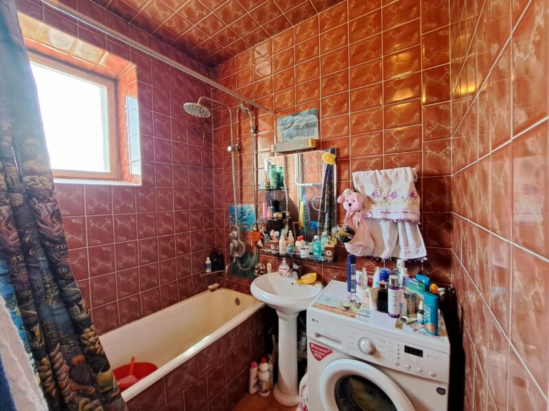 Продаю 2 комн. квартиру, мкр. Аламедин 1/городок энерг., этаж 3/4, не угловая, 55м2, Мебель остаётся. Цена: 78500$
