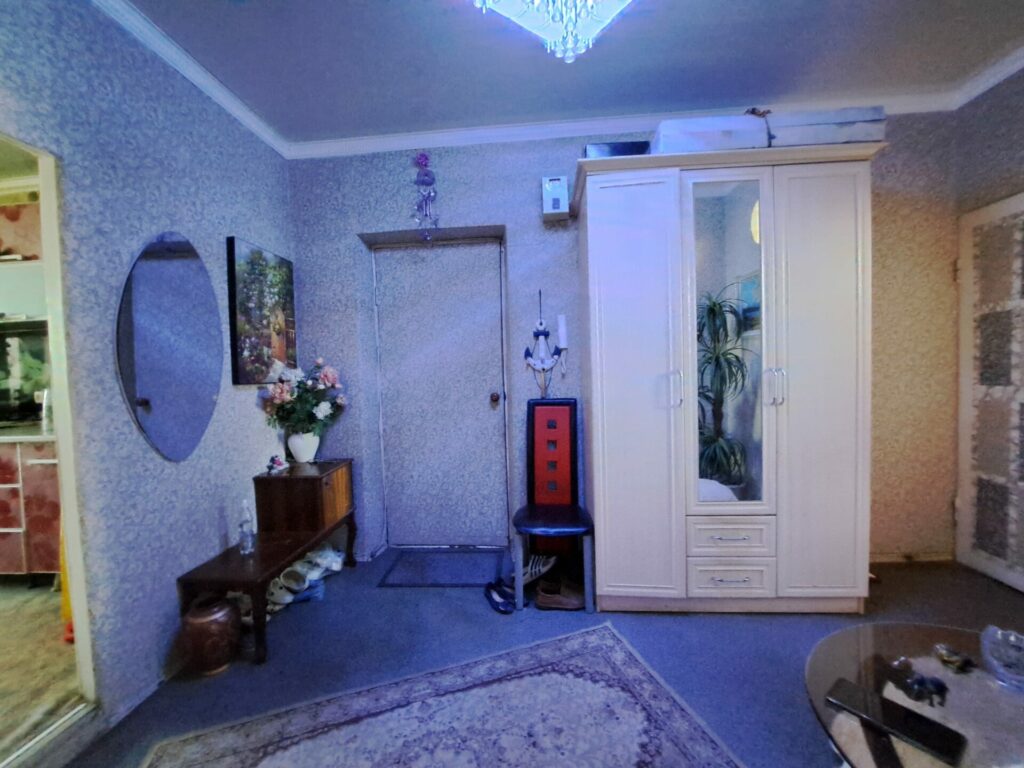 Продаю 2 комн. квартиру, мкр. Аламедин 1/городок энерг., этаж 3/4, не угловая, 55м2, Мебель остаётся. Цена: 78500$