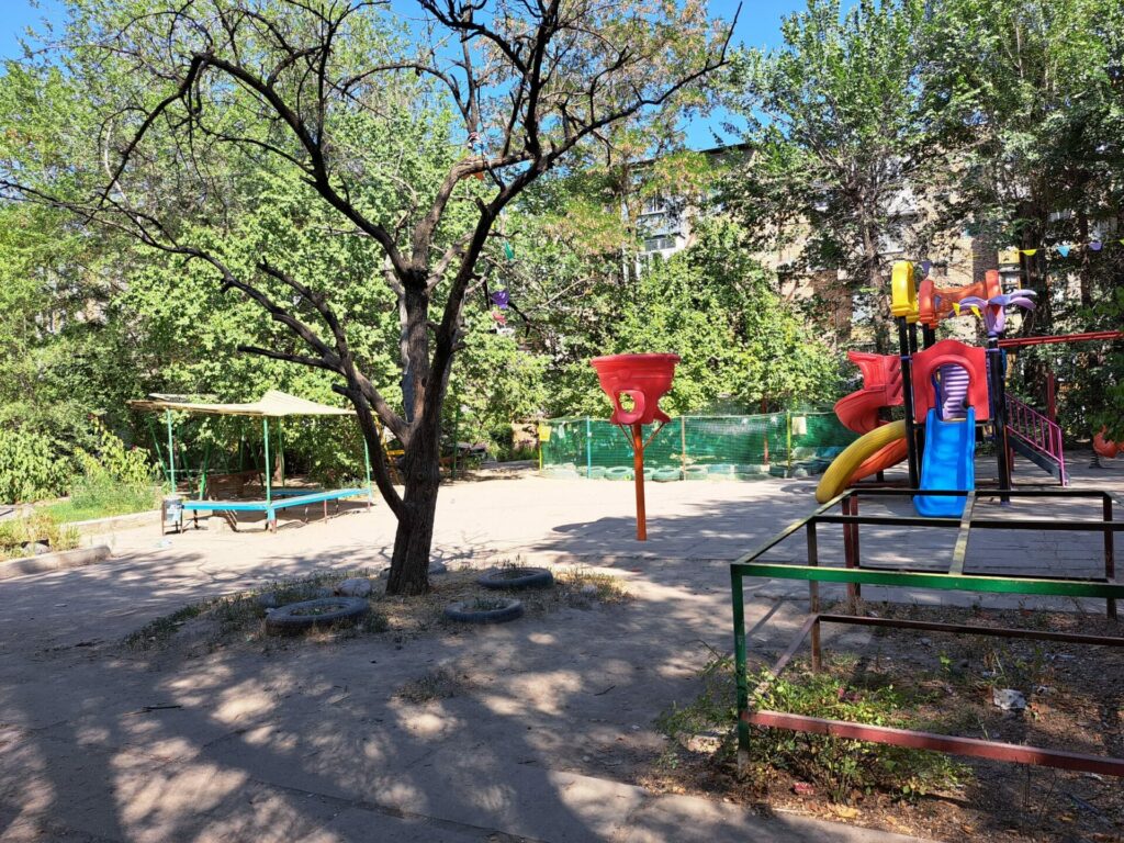 Продаю 2 комн. квартиру, мкр. Аламедин 1/городок энерг., этаж 3/4, не угловая, 55м2, Мебель остаётся. Цена: 78500$