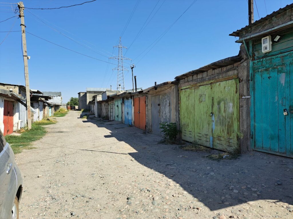 Продаю 2 комн. квартиру, мкр. Аламедин 1/городок энерг., этаж 3/4, не угловая, 55м2, Мебель остаётся. Цена: 78500$