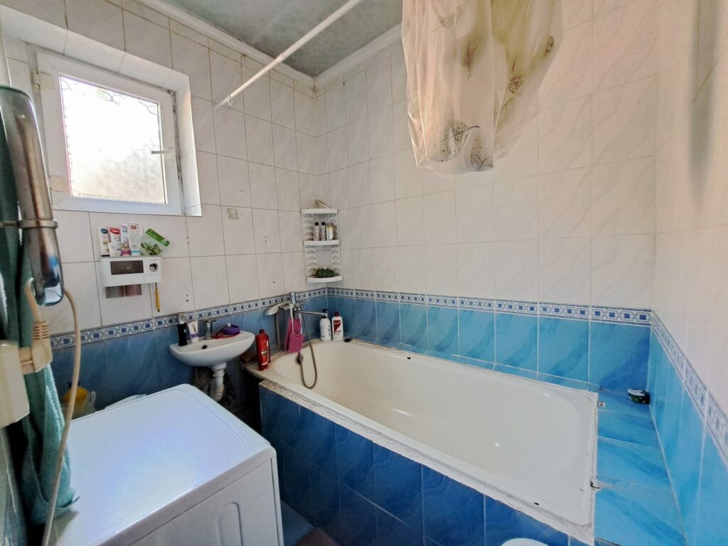 Продаю 2 комн. квартиру, ТЦ ТААТАН, этаж 1/5, не угловая, 55м2, состояние среднее, цена: 74000$