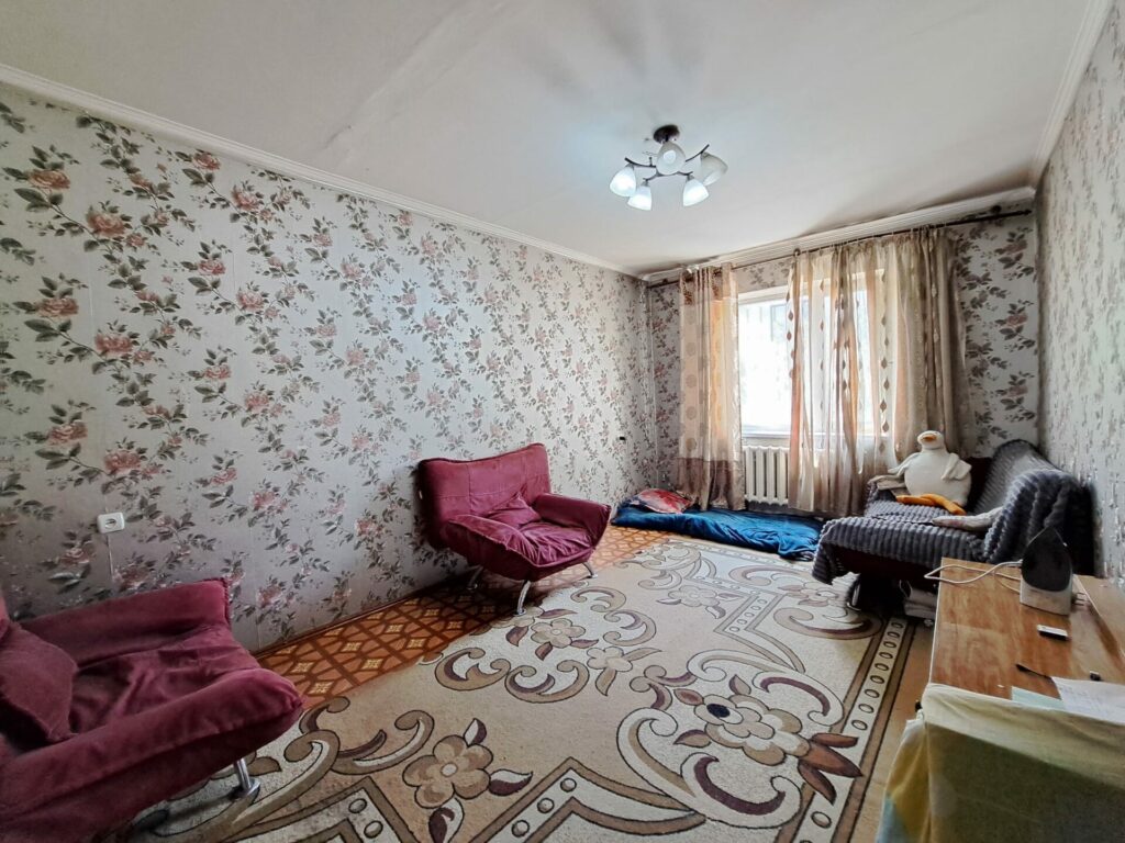 Продаю 2 комн. квартиру, ТЦ ТААТАН, этаж 1/5, не угловая, 55м2, состояние среднее, цена: 74000$