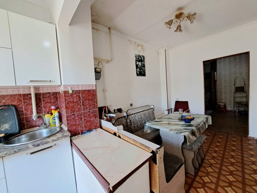Продаю 2 комн. квартиру, ТЦ ТААТАН, этаж 1/5, не угловая, 55м2, состояние среднее, цена: 74000$