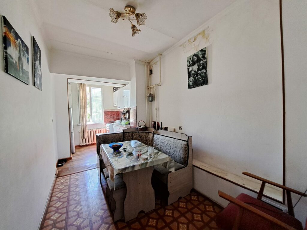 Продаю 2 комн. квартиру, ТЦ ТААТАН, этаж 1/5, не угловая, 55м2, состояние среднее, цена: 74000$
