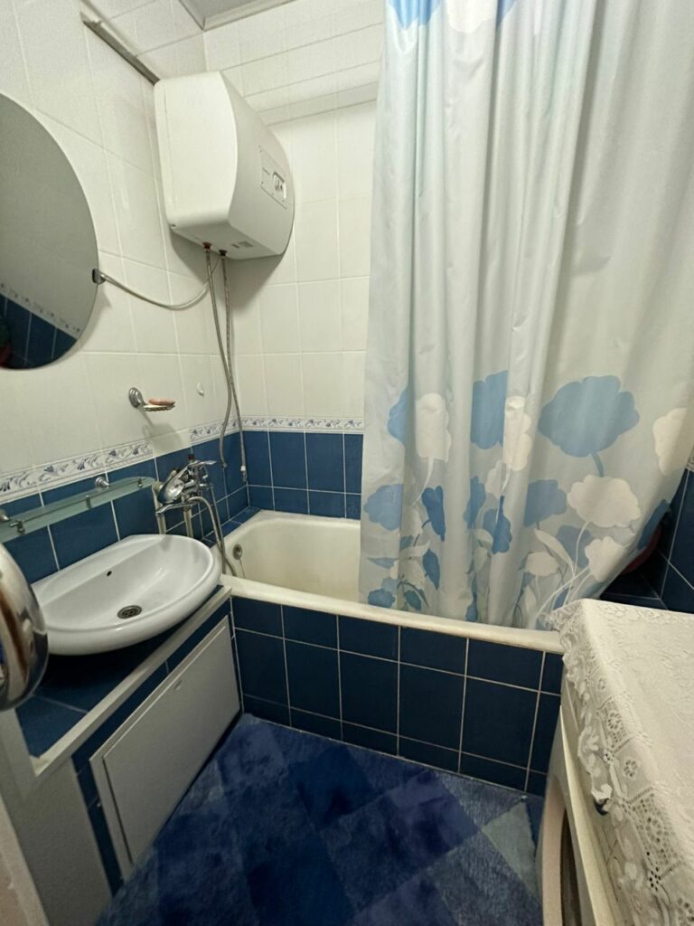 Продаю 2 комн. квартиру мкр. Аламедин 1, этаж 1/5, не угловая, 53м2, цена: 76000$