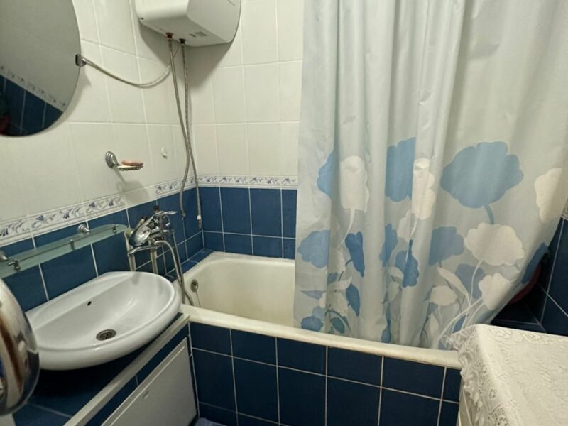 Продаю 2 комн. квартиру мкр. Аламедин 1, этаж 1/5, не угловая, 53м2, цена: 76000$