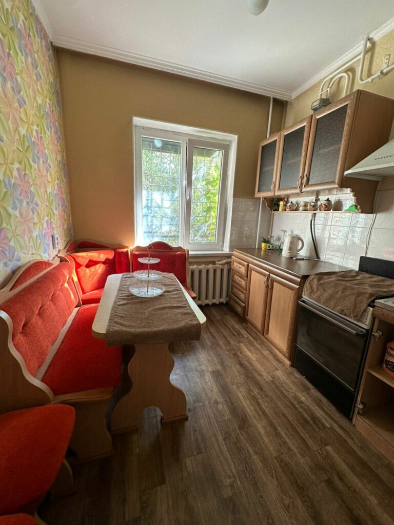Продаю 2 комн. квартиру мкр. Аламедин 1, этаж 1/5, не угловая, 53м2, цена: 76000$