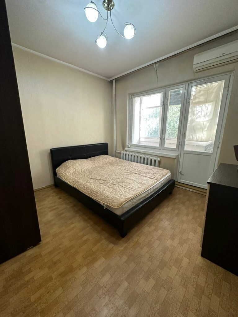 Продаю 2 комн. квартиру мкр. Аламедин 1, этаж 1/5, не угловая, 53м2, цена: 76000$