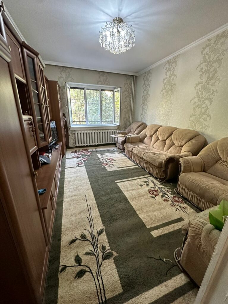Продаю 2 комн. квартиру мкр. Аламедин 1, этаж 1/5, не угловая, 53м2, цена: 76000$